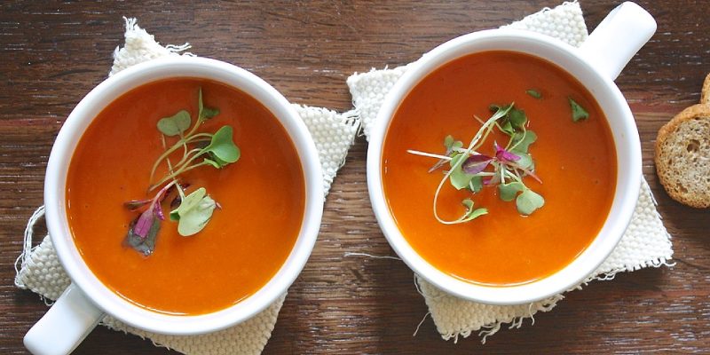 Quais são os benefícios de tomar sopa à noite?